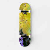 Gelbe Taglilien und Lila Lilac-Blume Skateboard (Vorderseite)