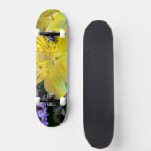 Gelbe Taglilien und Lila Lilac-Blume Skateboard (Vorne)