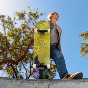 Gelbe Taglilien und Lila Lilac-Blume Skateboard