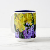 Gelbe Taglilien und Lila Lilac-Blume Zweifarbige Tasse (Vorderseite Links)