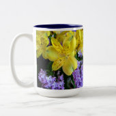 Gelbe Taglilien und Lila Lilac-Blume Zweifarbige Tasse (Links)