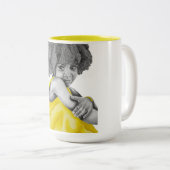 Gelbe Tasse des Mädchen-1 (VorderseiteRechts)