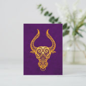 Gelbe Taurus Zodiac auf Lila Postkarte (Stehend Vorderseite)