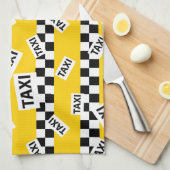Gelbe Taxifahrer mit schwarzem und weißem Karo Geschirrtuch (Viertel Falte)
