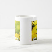 Gelbe Tomte im goldenen Herbst Kaffeetasse (Mittel)