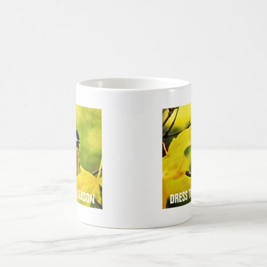 Gelbe Tomte im goldenen Herbst Kaffeetasse (Mittel)