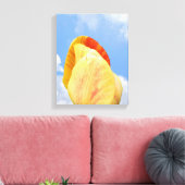 Gelbe Tulip-Blume auf blauem Himmel Leinwanddruck (Insitu (Wohnzimmer))