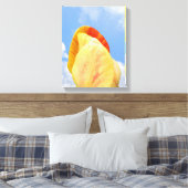 Gelbe Tulip-Blume auf blauem Himmel Leinwanddruck (Insitu (Schlafzimmer))