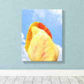 Gelbe Tulip-Blume auf blauem Himmel Leinwanddruck (Insitu (Holzboden))