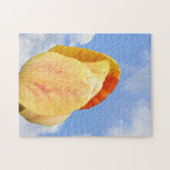 Gelbe Tulip-Blume auf blauem Himmel     Puzzle (Horizontal)