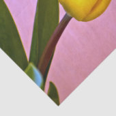 Gelbe Tulip, grüne Blätter, rosa Seidenpapier (Ausschnitt)