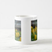 Gelbe Tulipen im Feld Kaffeetasse (Mittel)