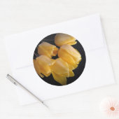 "Gelbe Tulpen mit dunklem Hintergrund" Runder Aufkleber (Umschlag)
