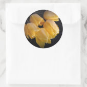"Gelbe Tulpen mit dunklem Hintergrund" Runder Aufkleber (Tasche)