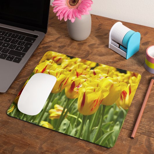 Gelbe Tulpen mit roten Streifen Mousepad