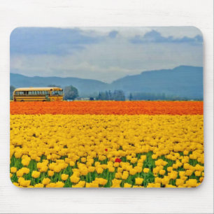 Gelbe Tulpen und Schulbus Mousepad