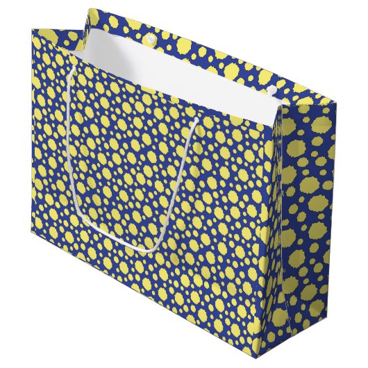 Gelbe Tupfen auf Blau Große Geschenktüte (Vorderseite Schrägansicht)
