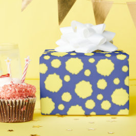Gelbe Tupfen auf blauem Geschenkpapier