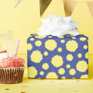 Gelbe Tupfen auf blauem Geschenkpapier