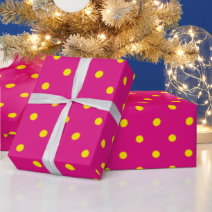 Gelbe Tupfen auf einem magentafarbenen rosa Hinter Geschenkpapier