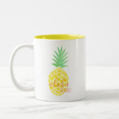Gelbe u. grüne Aquarell-Ananas-Aloha Strände Zweifarbige Tasse (Links)