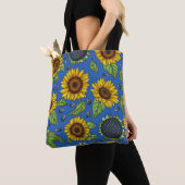 Gelbe Ukraine Sonnenblumen auf blauer Tasche (Von Nahem)