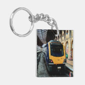 Gelbe und blaue Bahn am Bahnhof York Schlüsselanhänger (Vorderseite links)