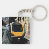 Gelbe und blaue Bahn am Bahnhof York Schlüsselanhänger (Rückseite)