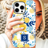 Gelbe und blaue Blumenmonogramm-Initiale Case-Mate iPhone Hülle