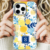 Gelbe und blaue Blumenmonogramm-Initiale iPhone Hülle