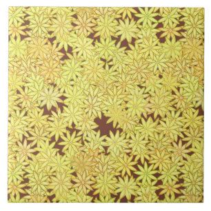 Gelbe und goldene Milchsorten auf Schokoladenbraun Fliese