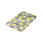 Gelbe und graue Blume.Blumenmuster Badematte (Schrägansicht)