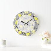Gelbe und graue Blume. Blumenmuster Große Wanduhr (Zuhause)