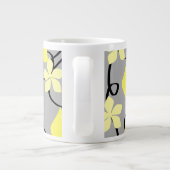 Gelbe und graue Blume. Blumenmuster Jumbo-Tasse (Rückseite)