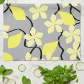 Gelbe und graue Blumen. Blumenmuster Handtuch (Gefaltet)
