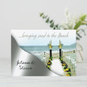 Gelbe und graue Hochzeit am Strand Einladung (Stehend Vorderseite)