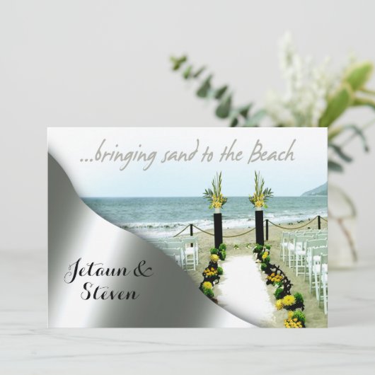 Gelbe und graue Hochzeit am Strand Einladung (Stehend Vorderseite)