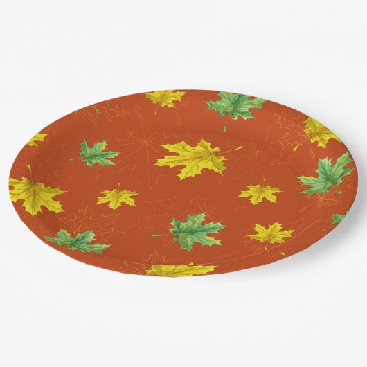 Gelbe und grüne Blätter im Herbst Pappteller (Schrägansicht)