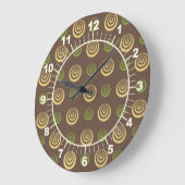 Gelbe und grüne Kreise auf der braunen Wall-Uhr Große Wanduhr (Winkel)