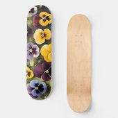 Gelbe und lila Stiefmütterchen Aquarellmalerei Skateboard (Vorderseite)