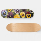 Gelbe und lila Stiefmütterchen Aquarellmalerei Skateboard (Horizontal)