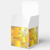 Gelbe und orangefarbene quadratische Geschenkboxen Geschenkschachtel (Geöffnet)