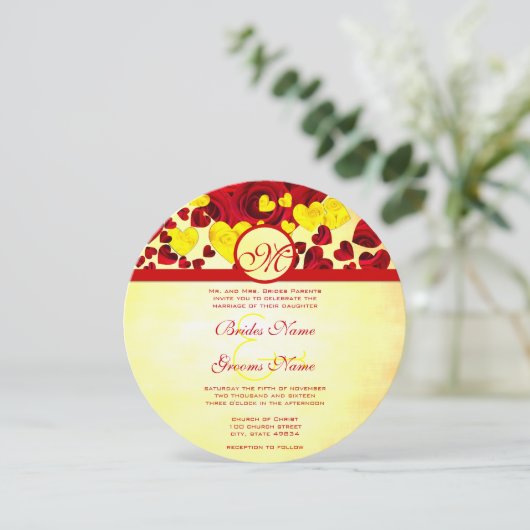 Gelbe und rote Herzwürfel Rose Hochzeitsfeiern Einladung (Stehend Vorderseite)