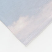 Gelbe und rote Rolle Untersetzer unter blauem Himm Fleecedecke (Ecke)