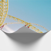 Gelbe und rote Rolle Untersetzer unter blauem Himm Geschenkpapier (Ecke)