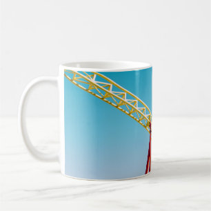 Gelbe und rote Rolle Untersetzer unter blauem Himm Kaffeetasse