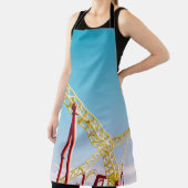 Gelbe und rote Rolle Untersetzer unter blauem Himm Schürze (InSitu)