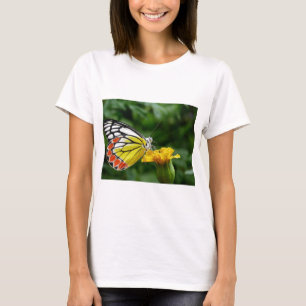 Gelbe und rote Schmetterlinge auf der gelben Blume T-Shirt