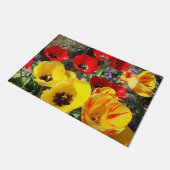 Gelbe und rote Tulissen Fußmatte (Schrägansicht)