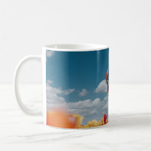 Gelbe und rote Tulpe Blume unter Heißluftballon Kaffeetasse